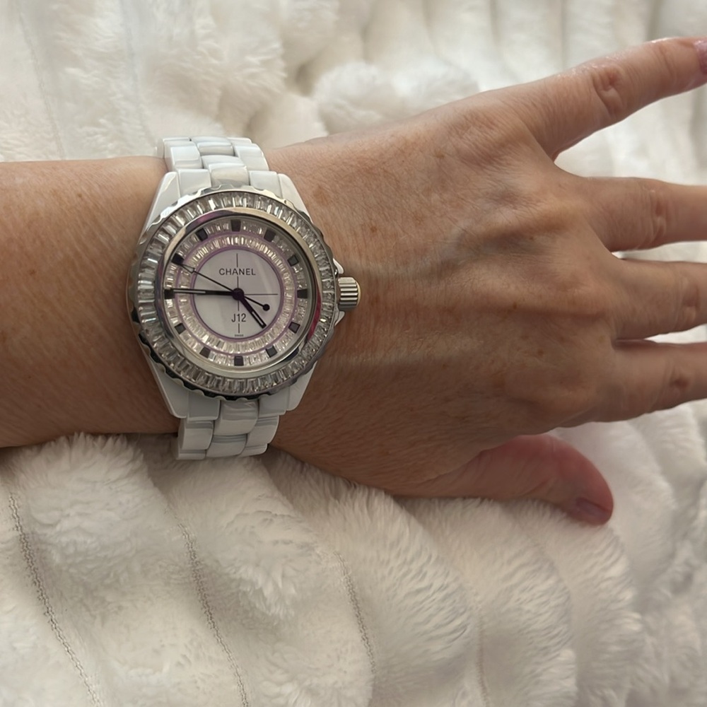 White ceramic NR Chanel J12 watch🤍 - Picture 10 of 10